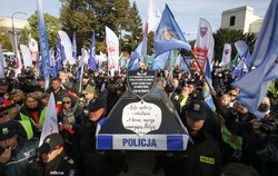 Policjanci pikietowali pod Sejmem. MSW: Będą podwyżki dla służb mundurowych. ZDJĘCIA