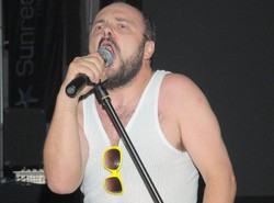 Aktor zdjął spodnie w środku imprezy. Goście w konsternacji