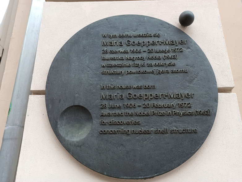Pamiątkowa tablica na elewacji katowickiej kamienicy, w której mieszkała noblistka (fot. M. Mikrut-Majeranek).