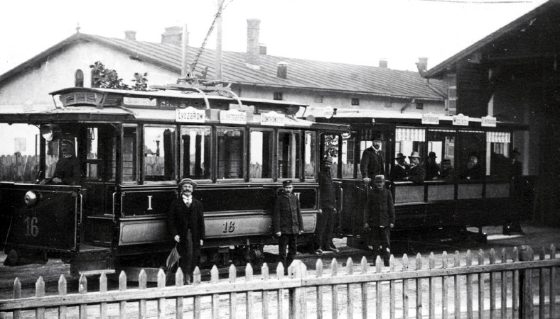 Aby ułatwić dojazd na Wystawę, a tym samym i do Panoramy, w mieście zbudowano linię tramwaju elektrycznego, pierwszego na terenach Polski, Lwów 1894 r.