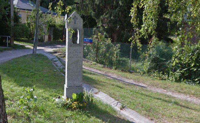 Granitowa kapliczka u zbiegu ulic Orszady i Hlonda w Warszawie, na granicy dzielnic Wilanów i Ursynów, upamiętniająca ofiary zbrodni katyńskiej i katastrofy w Smoleńsku