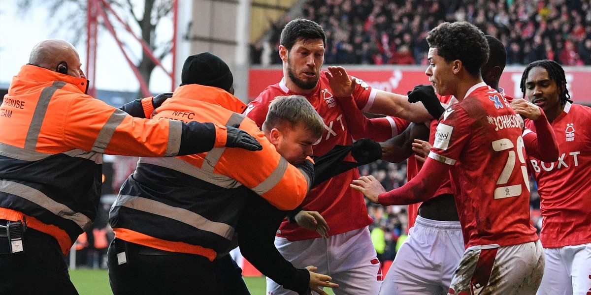 Kibic Leicester uderzył w twarz zawodnika Nottingham Forest. 