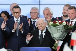 Jarosław Kaczyński w siedzibie PiS po ogłoszeniu sondażowych wyników wyborów