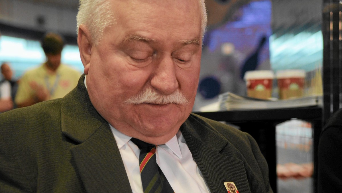 Lech Wałęsa opublikował w sieci głosy poparcia dla siebie, które spłynęły do niego po szeroko komentowanych słowach o tym, że homoseksualiści powinni w Sejmie siedzieć "za murem". "Również jestem zdania, że pedały i lesbijki to ludzie chorzy na własne życzenie, to zboczeńcy" — to jeden z nich.