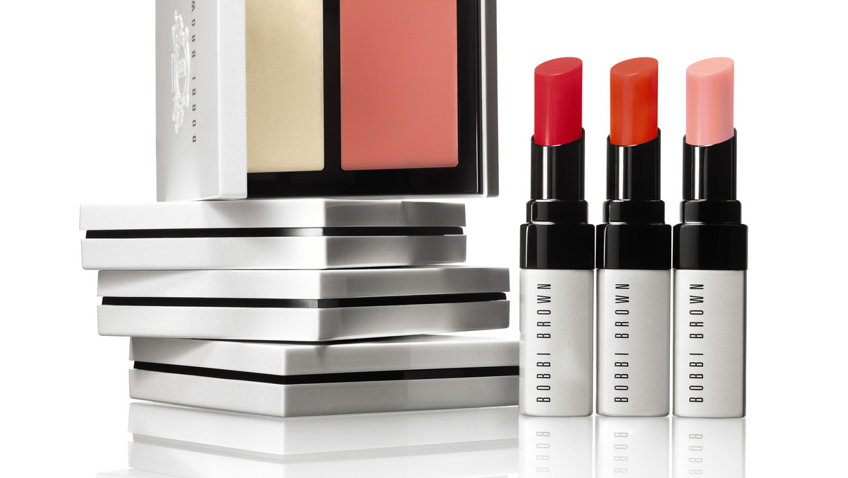 Bobbi Brown Cosmetics prezentuje nową, rozświetlająco - nawilżającą serię Skin Glow Collection w której składzie znalazły się palety do makijażu policzków i ust, balsamy w sztyfcie i balsam do twarzy. Nie ma znaczenia, czy spieszysz się z siłowni do pracy, na spotkanie z koleżanką, czy na przyjęcie: Cheek Glow Palette, Extra Lip Tint oraz Extra Illuminating Moisture Balm błyskawicznie nadadzą twojej twarzy blasku. Lustro jest tu niepotrzebne.