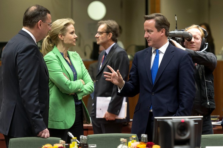 Pierwszy szczyt w sprawie wieloletnich ram finansowych UE, który odbył się w listopadzie ub.r., zakończył się niepowodzeniem. Przywódcy unijni mają wrócić do sprawy w lutym. Winą za dotychczasowe fiasko rozmów obarczano głównie płatników netto - m.in. Wielką Brytanię i Niemcy - którzy domagają się cięć w unijnym budżecie.<br>
Dla Polski obecna propozycja budżetu przewiduje o 1,5 mld euro mniej w ramach funduszy spójności, co oznacza, że Polska mogłaby otrzymać w ciągu siedmiu lat ok. 72,4 mld euro. To wciąż więcej niż przypada w obecnym budżecie na lata 2007-13 (prawie 68 mld euro).<br>
Zdaniem unijnego komisarza ds. budżetu Janusza Lewandowskiego, 