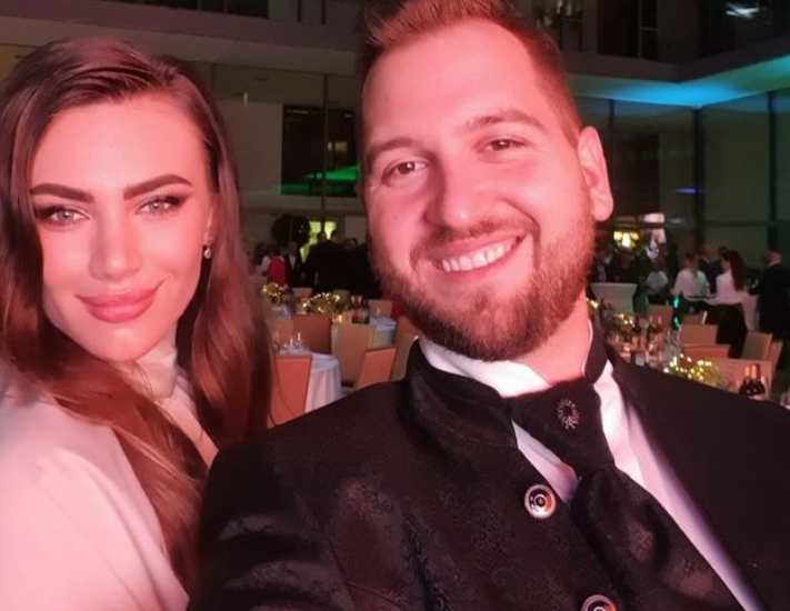 Spevák Samo Tomeček s manželkou.