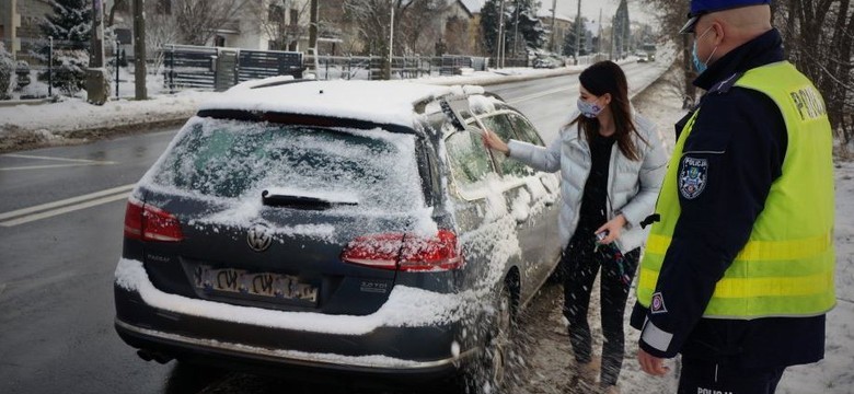 Mandat za odśnieżanie samochodu. Teraz 500 zł kary to nie wszystko