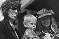 Keith Richards i Anita Pallenberg z synkiem Marlonem, Londyn, 1970 r.