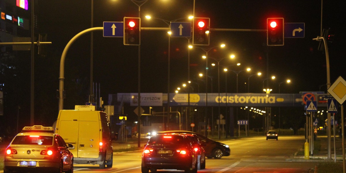 Nocą sygnalizacja przełącza się na czerwone światło. Kierowcy muszą zahamować, aby lampy się przełączyły