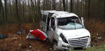 Horror na drodze! Bus wyleciał z drogi i dachował. Są ranni!