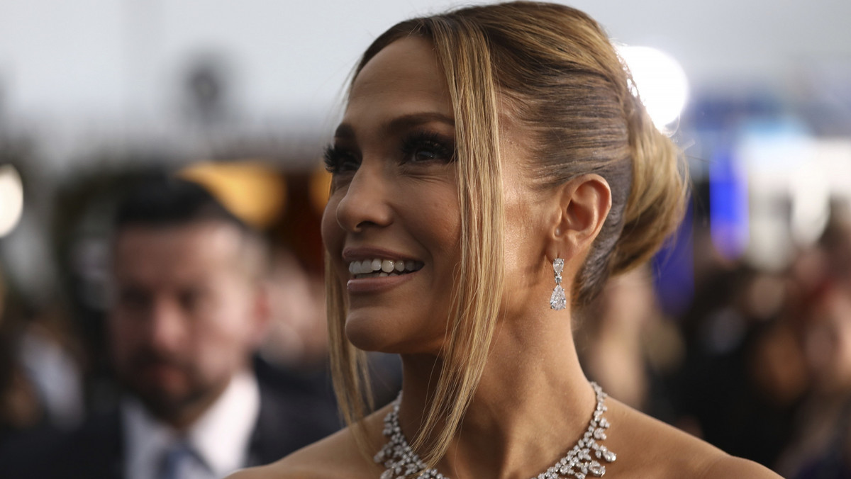 Jennifer Lopez to amerykańska megagwiazda światowych scen – piosenkarka, tancerka, projektantka mody oraz producentka, która stała się ikoną popkultury. Popularna „J.Lo” uznawana jest za jedną z najsłynniejszych światowych artystek. Zyskała wielką popularność dzięki takim produkcjom filmowym jak: „Pokojówka na Manhattanie”, „Cela”, „Sposób na teściową”, „Jak urodzić i nie zwariować” czy też „Nigdy więcej”. Jennifer Lopez na przełomie XX i XXI wieku należała również do absolutnej czołówki światowej sceny muzycznej. Jej hity "If You Had My Love", czy też "Let's Get Loud" przez wiele tygodni nie schodziły z pierwszych miejsc światowych list przebojów.