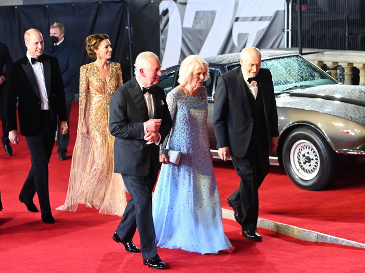 Brytyjska rodzina królewska na londyńskiej premierze filmu "No time to die"...