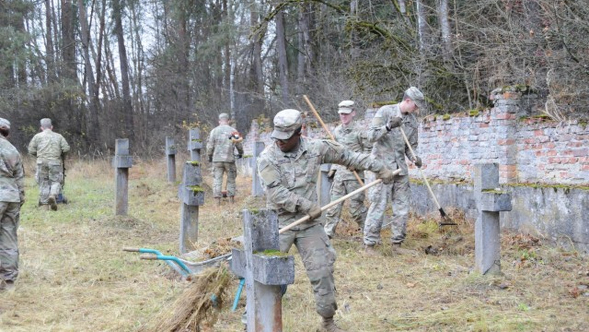Amerykańscy żołnierze oddają cześć polskim poległym w Hohenfels