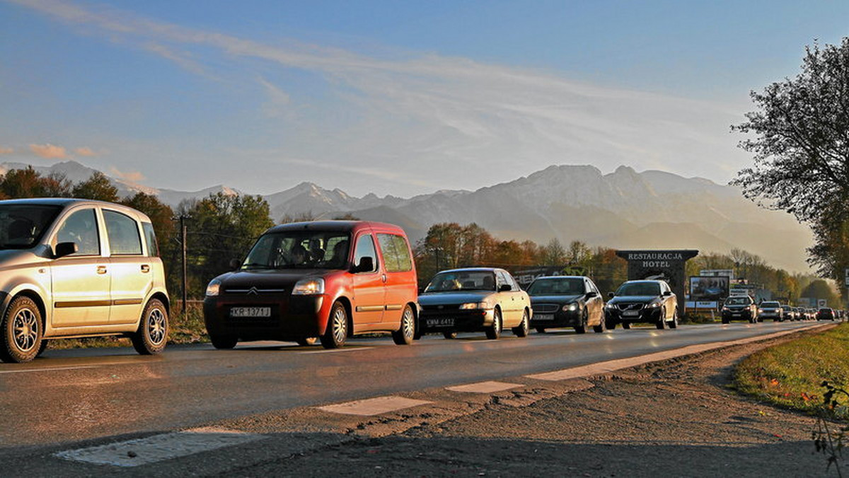 Ruch samochodowy na drodze pod Tatry, czyli popularnej zakopiance w czwartek po południu był ogromny. Najwolniej poruszały się auta na końcowym odcinku z Nowego Targu do Zakopanego. Pokonanie tego 25-kilometrowego odcinka zajmowało kierowcom godzinę.