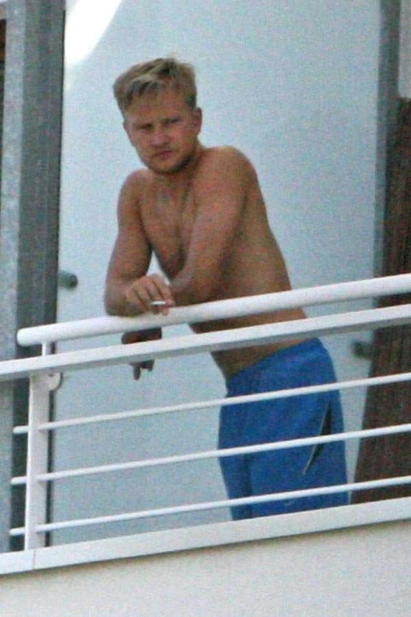 Kuba Wesołowski, papierosy, topless, tors