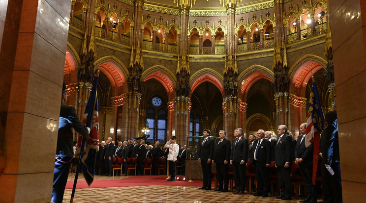 Áder János köztársasági elnök középen, mellette jobbra Orbán Viktor miniszterelnök és Kövér László, az Országgyűlés elnöke a Kossuth- és Széchenyi-díjak, valamint a Magyar Érdemrend kitüntetéseinek ünnepélyes átadásán, az 1848-49-es forradalom és szabadságharc évfordulója alkalmából a Parlament kupolacsarnokában MTI/Koszticsák Szilárd