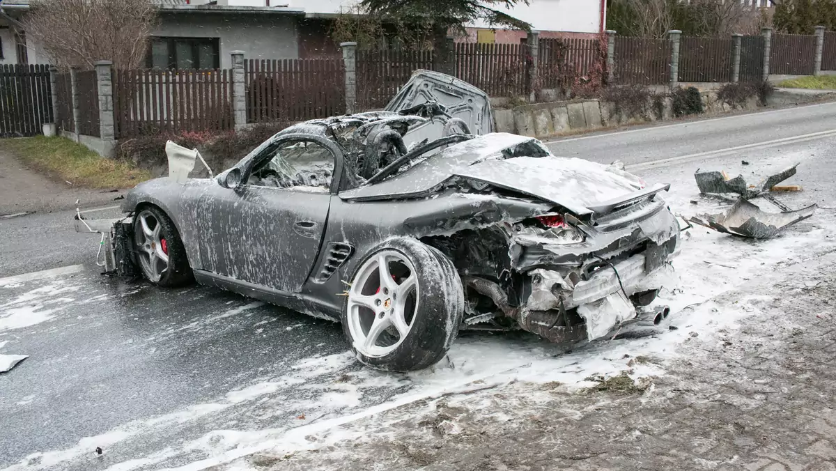 Porsche, którym jechał policjant. Fot: limanowa.in