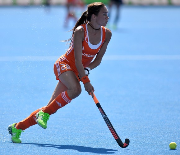 Piękne dziewczyny grają w hokeja... na trawie