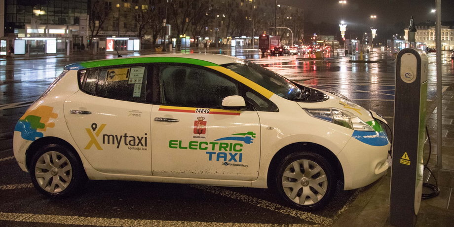 W 2016 r. w Warszawie mytaxi wprowadziło pierwsze elektryczne taksówki