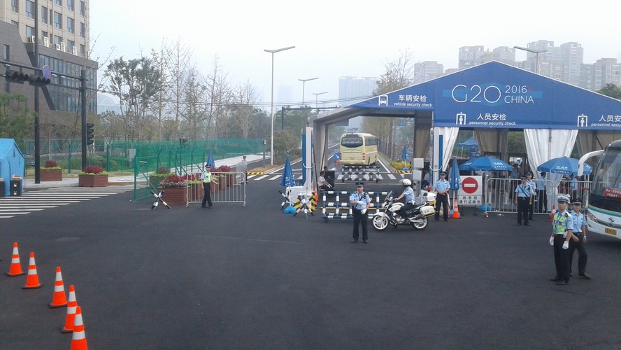 Pomimo starań polityków i specjalistów od inżynierii pogody nie udało się zapewnić czystego, błękitnego nieba nad stolicą prowincji Zhejiang. Wygaszone fabryki w promieniu setek kilometrów od Hangzhou nie produkują smogu, ale on i tak tu pozostał. Wczoraj, w sobotę 3 września wskazania liczników cząstek PM 2,5 wskazywały nad teoretycznie ultra ekologicznym miastem stężenie trzykrotnie wyższe (78) niż nad normalnie zatłoczonym Pekinem (25).  Fot. Rafał Tomański