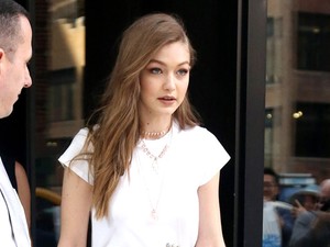 Nincs az a ronda farmer, amit a sztárok fel ne vennének - Gigi Hadid is bevállalta