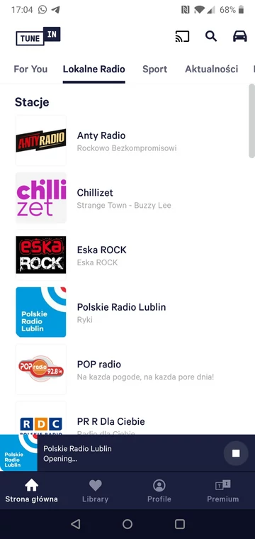 TuneIn: bardzo popularna i dobra aplikacja do słuchania internetowych rozgłośni. Oprócz możliwości szukania, przeglądania na postawie kategorii, ma również zakładkę Lokalne Radio. Można w niej znaleźć stacje nadające na falach ultrakrótkich - te, których słuchamy na przykład w aucie.