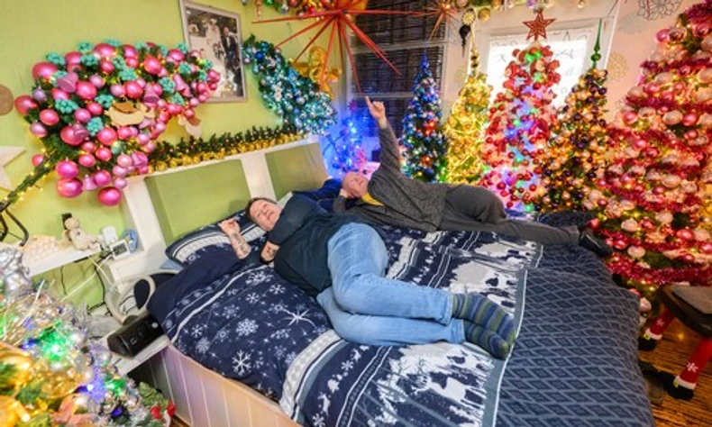 U spavaćoj sobi imaju nekoliko jelki, a nisu ni plafon ostavili bez ukrasa.