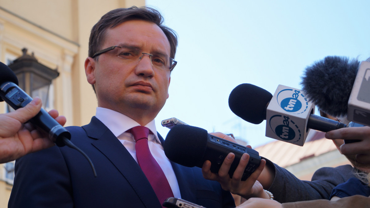 Prokuratura Okręgowa w Olsztynie umorzyła postępowanie ws. użycia broni palnej przez napadniętego właściciela kantoru w Piszu, uznając, że było to działanie w obronie koniecznej. Umorzenie postępowania w tej sprawie nakazał prokurator generalny Zbigniew Ziobro.
