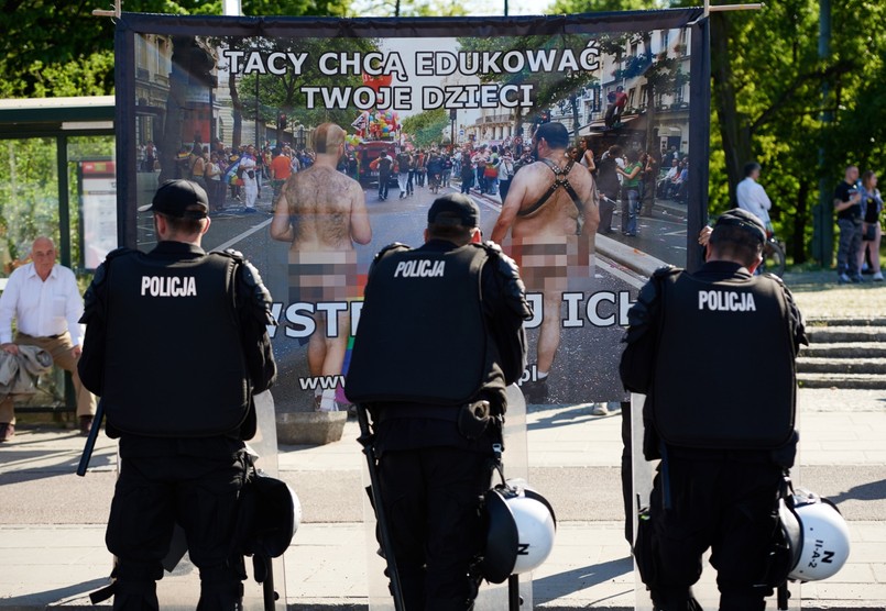 Ochranianemu przez kilkuset policjantów marszowi na całej jego trasie towarzyszyła grupa kontrmanifestantów, wśród których byli przedstawiciele środowisk narodowych i prawicowych oraz ruchów religijnych. Nieśli oni kilka transparentów, wśród których znalazły te z napisami „Nie ma wstępu pederasta do centrum naszego miasta”, „Zakaz pedałowania” czy „My was wyleczymy” oraz „Gdańsk wolny od dewiacji”.