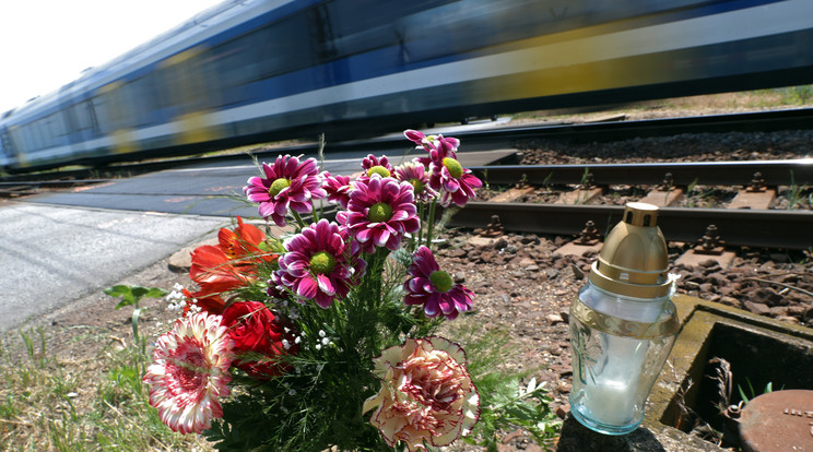 A baleset helyszínén virágokkal,
mécsesekkel
emlékeznek /Fotó: Isza Ferenc