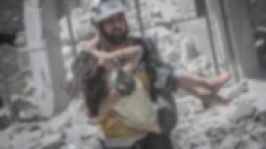 Dramatyczne zdjęcie z Syrii. Pięciolatka próbuje ratować maleńką siostrę zwisającą z ruin domu