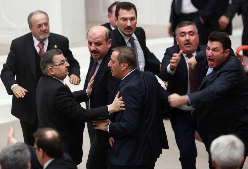 Zamieszki w tureckim parlamencie