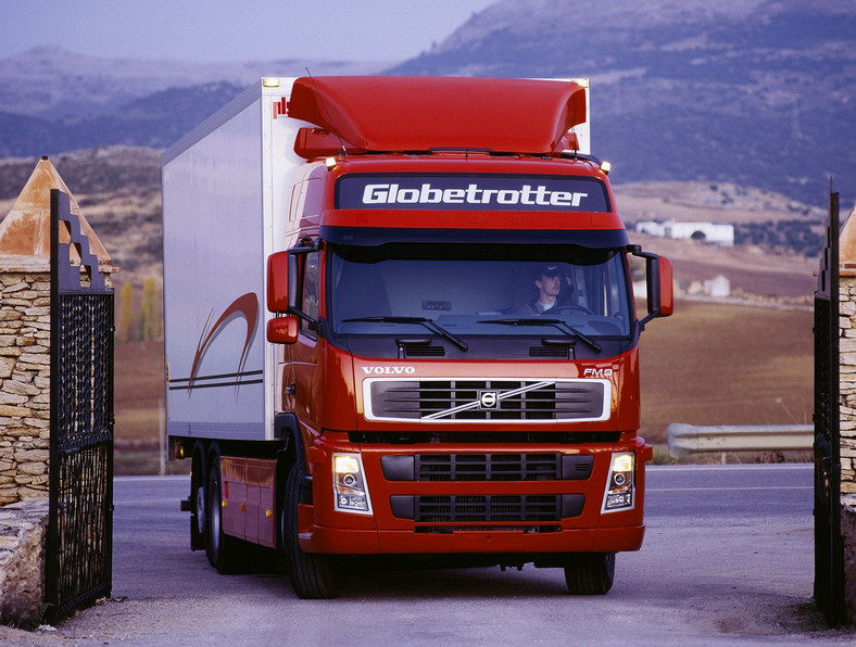 Volvo prócz luksusowych  samochodów produkuje również samochody ciężarowe, wcześniej posiadał równiez akcje innego szwedzkiego producenta Scanii.