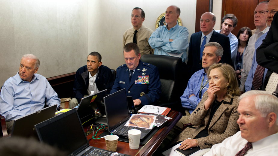 Najważniejsze osoby w USA oglądają na żywo relację z ataku komandosów na kryjówkę Osamy bin Ladena w Pakistanie, 1 maja 2011 r. 