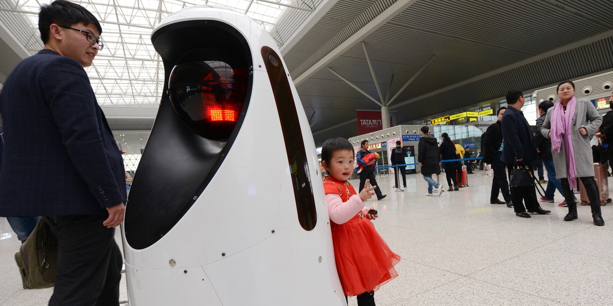 Na dworcu w chińskim Zhengzhou bezpieczeństwa pilnuje robot-policjant. Potrafi m.in. skanować twarze w poszukiwaniu przestępców 