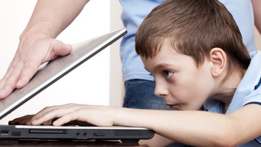 dzieci offline, platformy pod presją. australia testuje granice regula