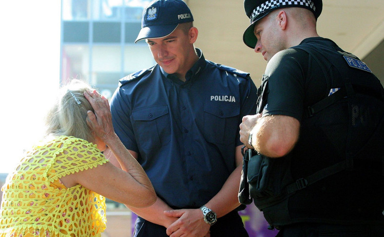 Polski policjant z Komendy Głównej Policji sierż. szt. Dariusz Tybura (L) wraz z brytyjskim policjantem patrolują ulice w Harlow