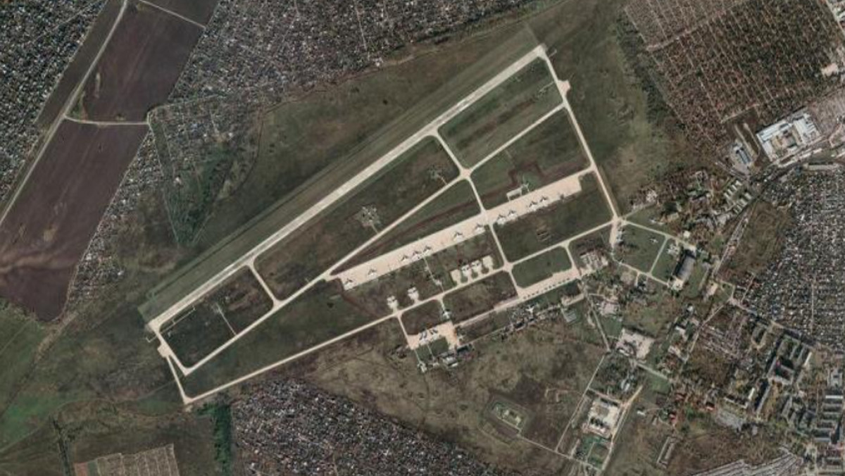 Atak Rosji. Ukraina zaatakowała lotnisko. Na nagraniach widoczny pożar