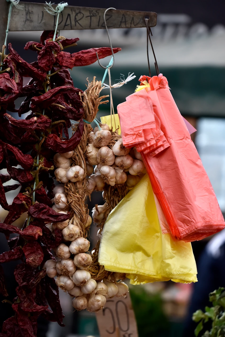 Izuzeci: U maloprodaji će biti dozvoljeno da kod voća i povrća potrošačima budu ponuđene lake biorazgradive ili papirne kese, a takav slučaj biće i na pijacama.