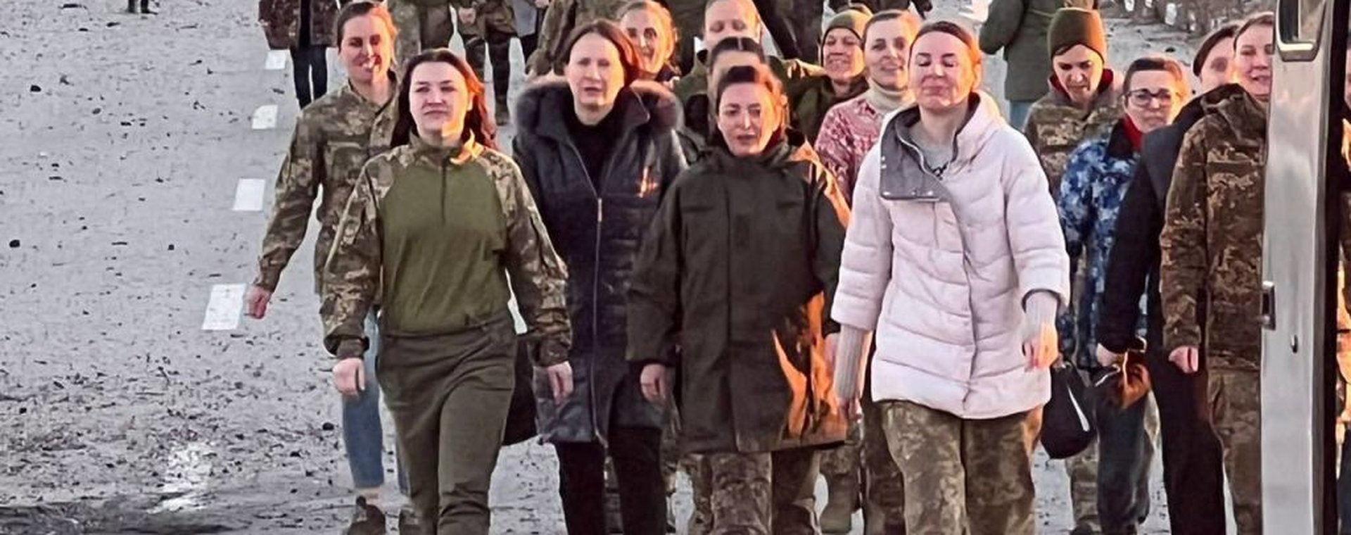 Ukraina. Kobiety idą w kierunku swoich krewnych w ramach wymiany więźniarek z Rosją; 17 października 2022 r. 