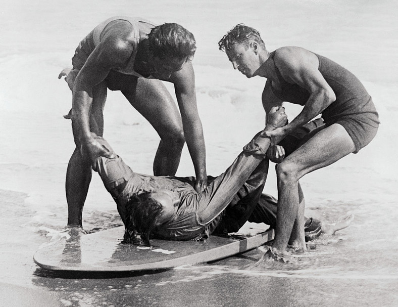 Duke Kahanamoku w czasie akcji ratunkowej