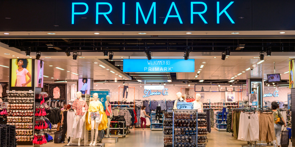 Primark powstał w 1969 roku w Dublinie i oferuje bardzo duży wybór ubrań, butów i akcesoriów w bardzo niskich cenach.