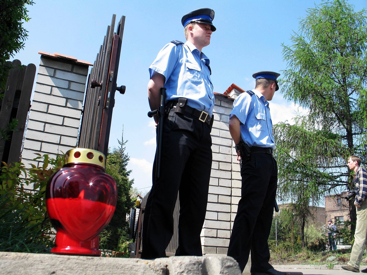 Znicze przed domem Barbary Blidy po jej samobójstwie