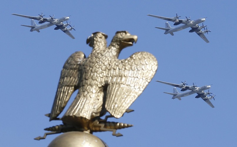 Jako ostatnie przeleciały nad Moskwą samoloty szturmowe Su-25, rozwijając na niebie barwy rosyjskiej flagi narodowej. 
<br><br>
Z Moskwy Anna Wróbel (PAP)
<br>
awl/ ksaj/ ap/