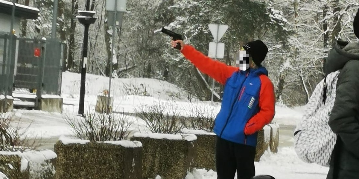 Nastolatek wyciągnął pistolet przed szkołą w Ząbkach i zaczął celować w okna