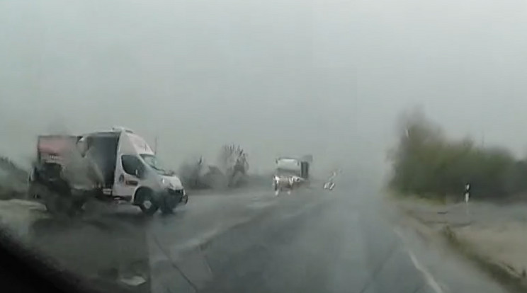 Videón a megrázó baleset, ami Taksony közelében az 51-es úton / Fotó: TV2