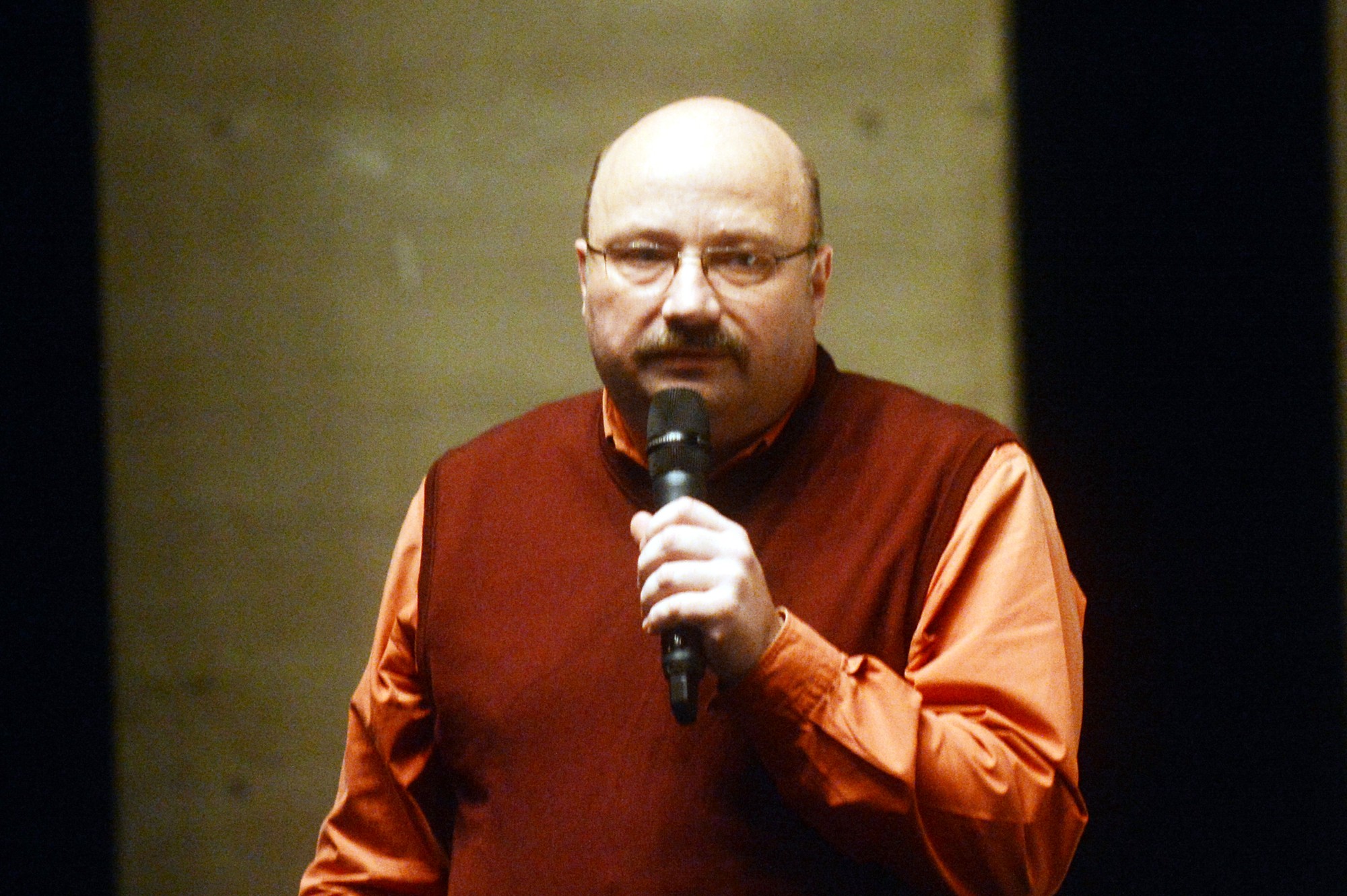 Martin Sarvaš počas tlačovej konferencie Divadla Nová scéna k premiére muzikálu Hairspray v Bratislave v roku 2014.