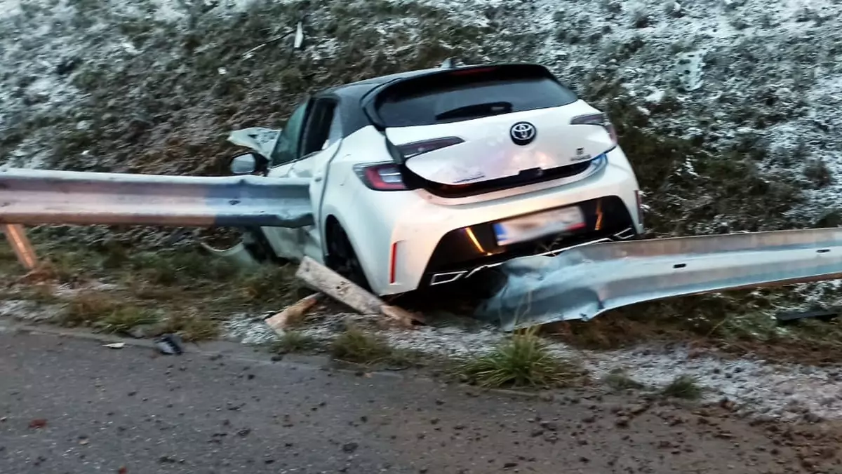 Bariera energochłonna wbiła się do wnętrza Toyoty i zamiast chronić, stworzyła niebezpieczeństwo