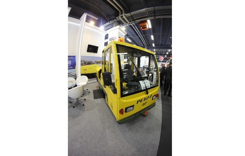 Nowoczesny i ergonomiczny pojazd można wykorzystać m.in. do holowania lotniskowych wózków bagażowych albo jako schody pasażerskie.